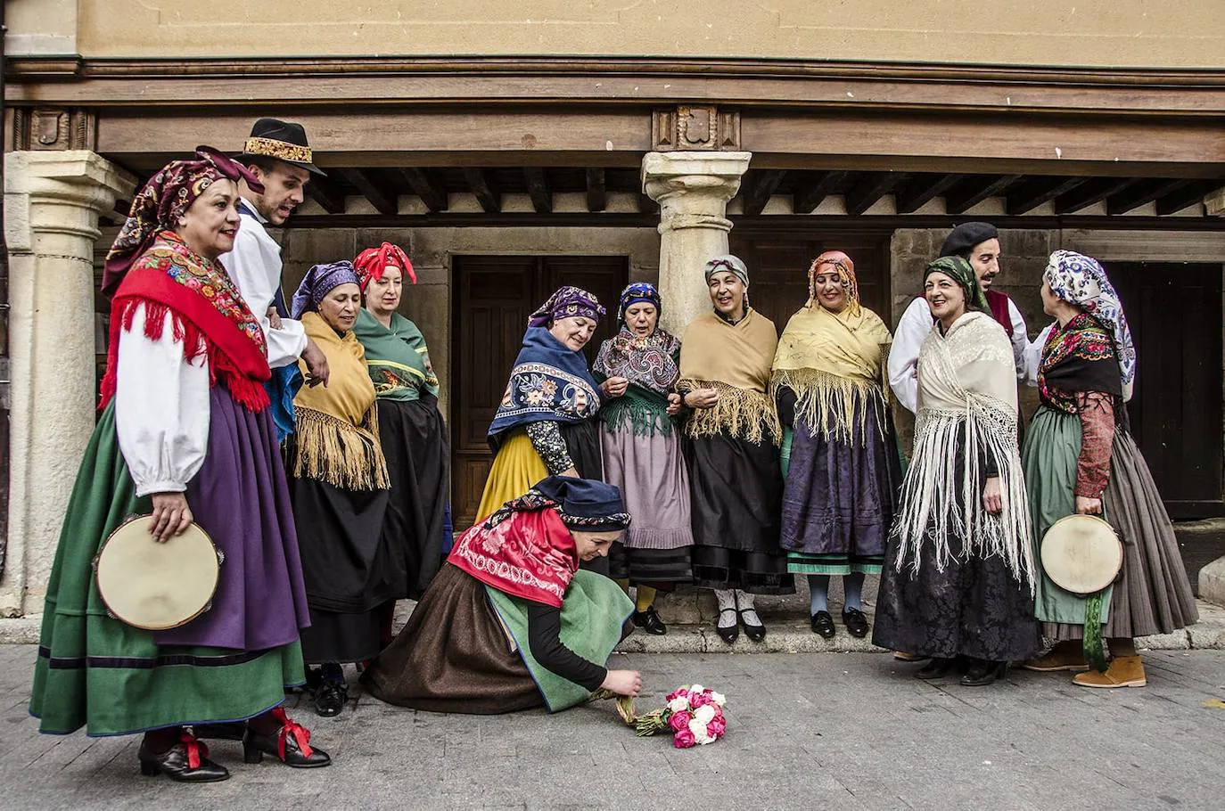 El grupo Alto Pisuerga, que investiga para conservar el folklore de Cervera./