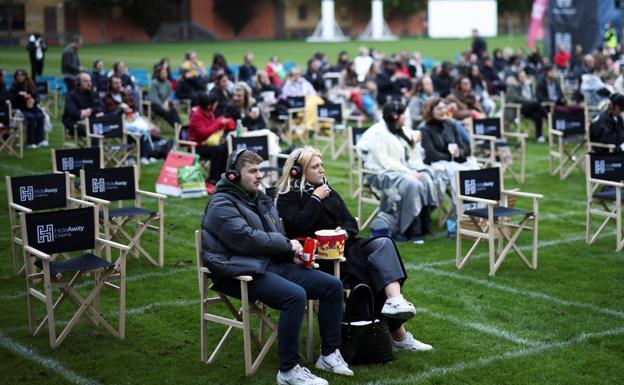 La vuelta de la pantalla grande. Público londinense de una reciente proyección de cine al aire libre./Reuters