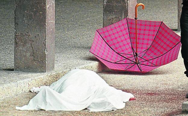El cadáver de López de Lacalle, tapado con una sábana, tras su asesinato./IGNACIO PÉREZ