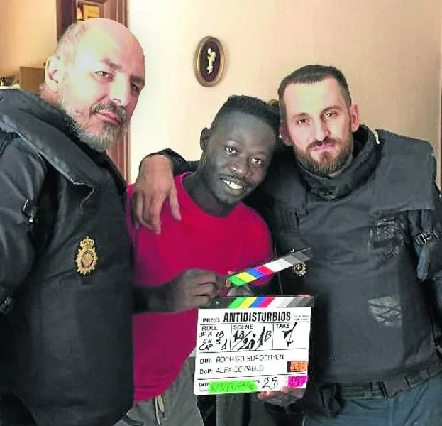 Thimbo posa con Roberto Álamo y Raúl Arévalo durante el rodaje de 'Antidisturbios'/R. C.