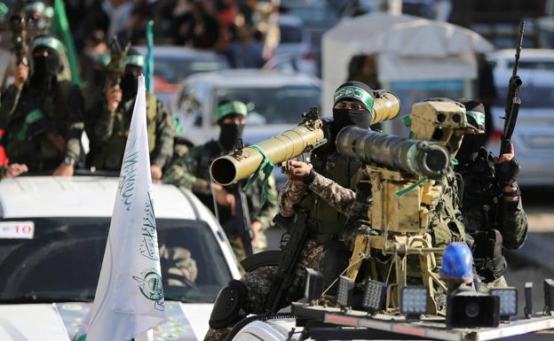 Milicianos de Hamás exhiben lanzacohetes en la ciudad de Khan Younis, en el sur de Gaza. /REUTERS