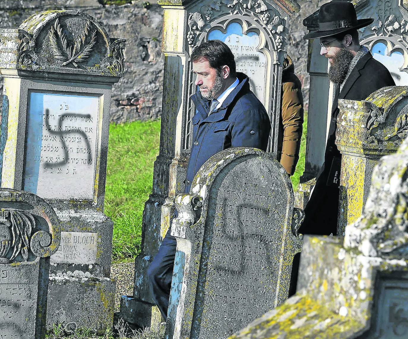 El entonces ministro del Interior francés, Christophe Castaner, visita el cementerio judío de Westhoffen, tras ser profanado en 2019. /AFP
