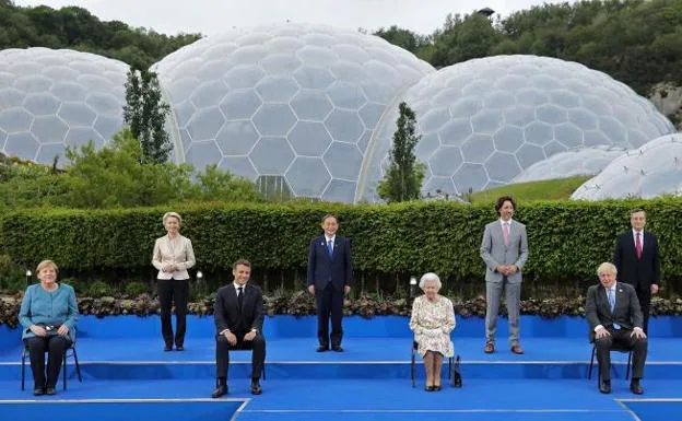 La reina Isabel II de Gran Bretaña (C), junto con líderes del G7 de Canadá, Francia , Alemania, Italia, Japón, Reino Unido y Estados Unidos /AFP