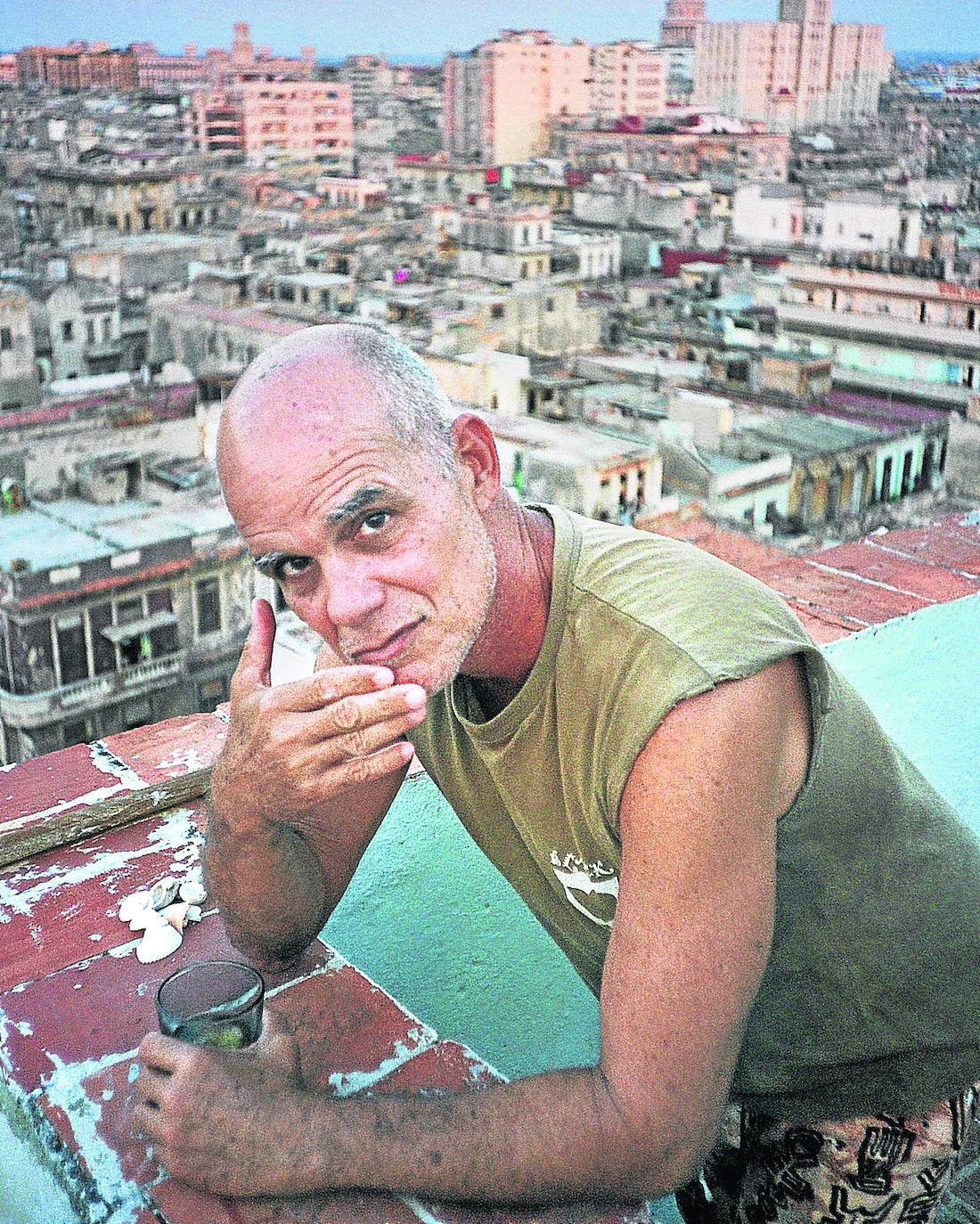 Pedro Juan Gutiérrez, en la terraza de su casa, en Centro Habana./LUIS ÁNGEL GÓMEZ
