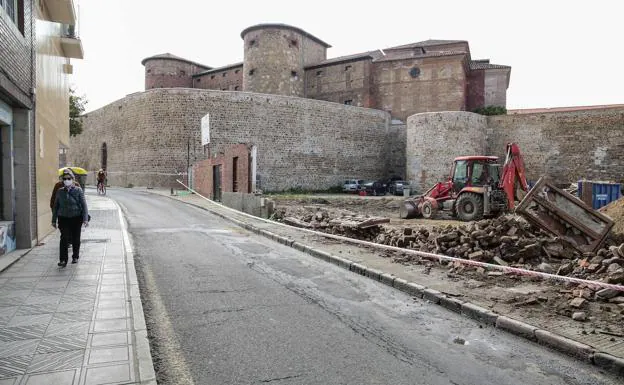 Obras del entorno de la Muralla Romana de León vistas desde la calle Era del Moro./Campillo