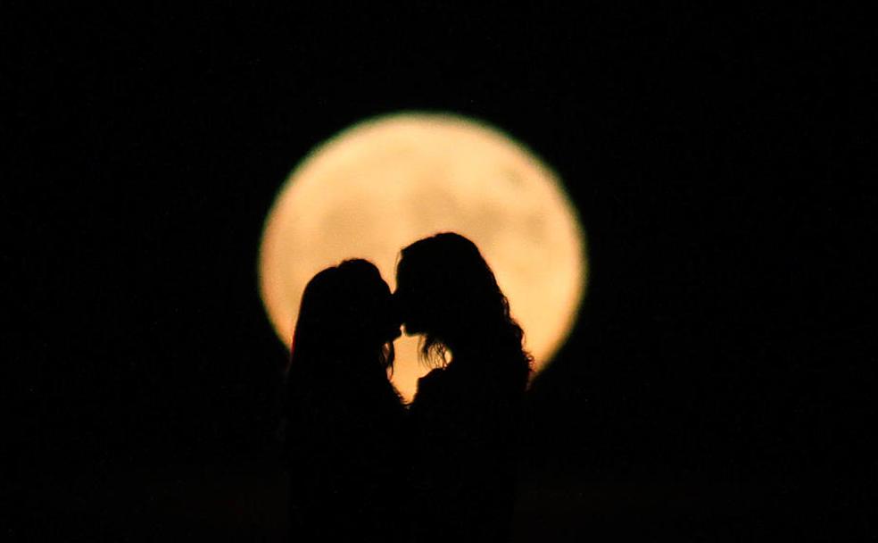 Dos chicas disfrutan de una superluna. /Peio García.