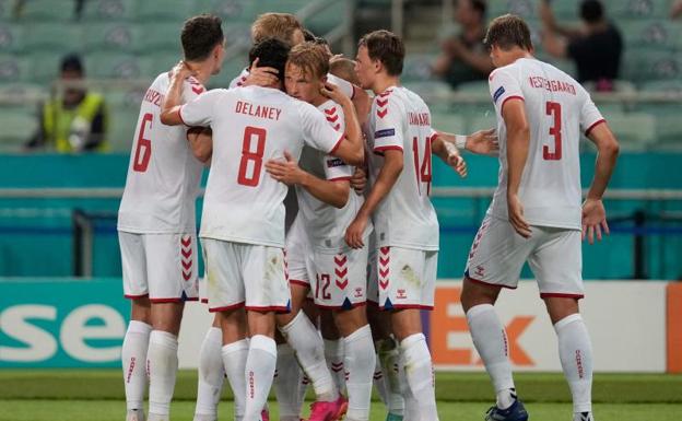 El jugador danés Kasper Dolberg lo celebra tras marcar el segundo gol ante Gales./EFE