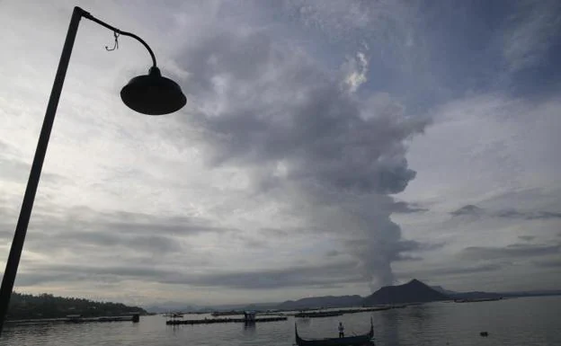 El humo se eleva desde el volcán Taal, en Filipinas /EFE