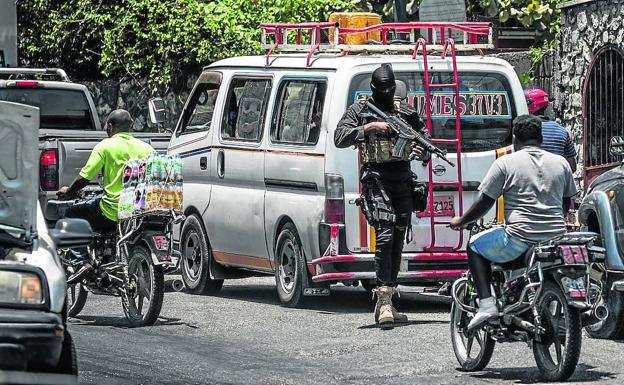 Una patrulla policial en una calle de Puerto Príncipe.