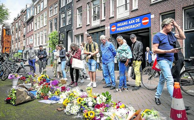 Varios ciudadanos depositan flores, velas y mensajes en el lugar donde fue asesinado De Vries. /efe