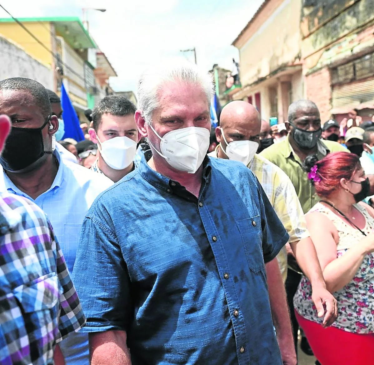 Díaz-Canel, rodeado de grandes medidas de seguridad, acudió a San Antonio a intentar apaciguar. /y. lage / afp