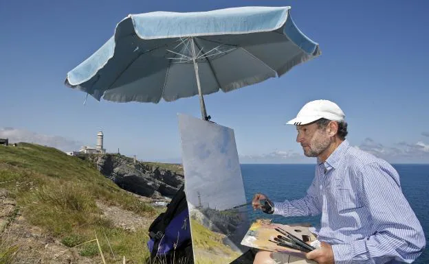 Félix de la Concha trabaja en un proyecto pictórico sobre el Faro de Cabo Mayor, que alberga desde hoy su nueva exposición. /Javier Cotera