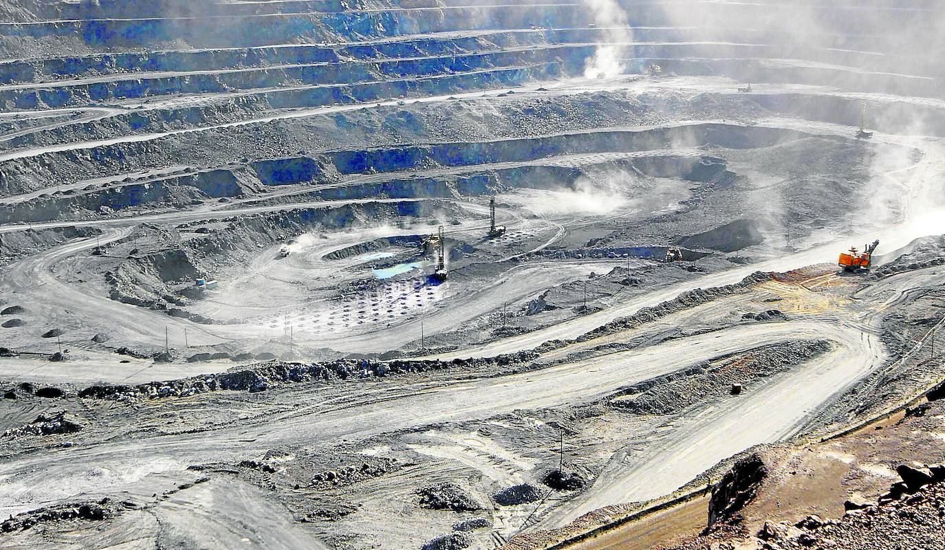 La mina de 'tierras raras' de Bayan Obo en la región de Mongolia Interior, en China, hace diez años./REUTERS