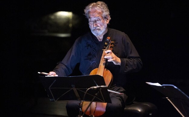 Jordi Savall, violagambista y director musical, en un concierto al frente de su grupo Hesperion XXI. /