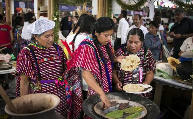 Las Cocineras Tradicionales de Oaxaca recibirán el Premio Guardianas de la Tradición por su defensa de la cocina mexicana. /efe