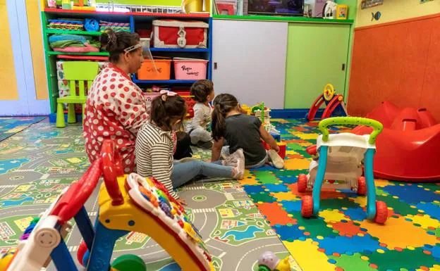 Varios niños juegan en una guardería de Santander. /r. g. aguilera / efe