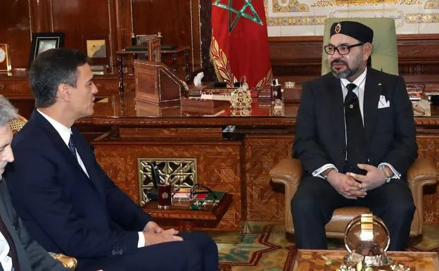 Mohamed VI conversa con Pedro Sánchez en el Palacio Real de Rabat, en una imagen de archivo./