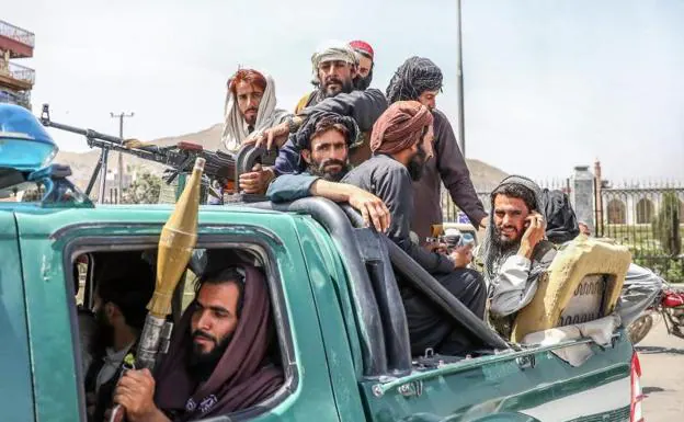 Combatientes talibanes en la parte trasera de un vehículo en Kabul, Afganistán /EFE