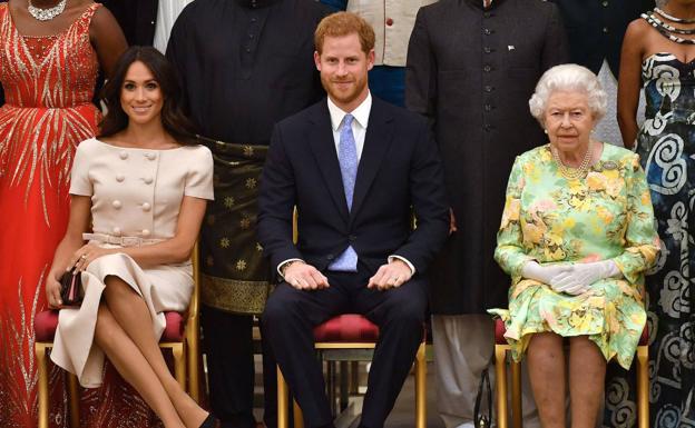 Isabel II, en el Palacio de Buckingham en 2018 junto a Harry y Meghan./AFP