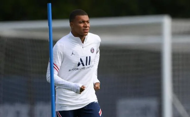 Kylian Mbappé, durante un entrenamiento con el PSG./FRANCK FIFE / AFP