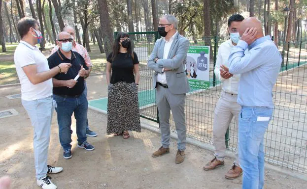 Alcalde (C) y concejales, en la inauguración.