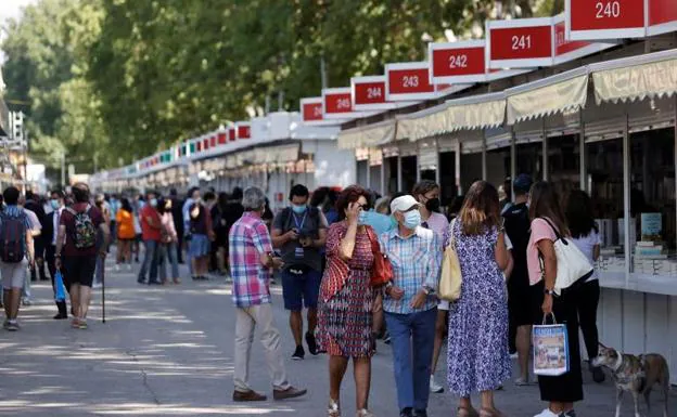 Varias personas visitan la Feria del Libro de Madrid /Efe