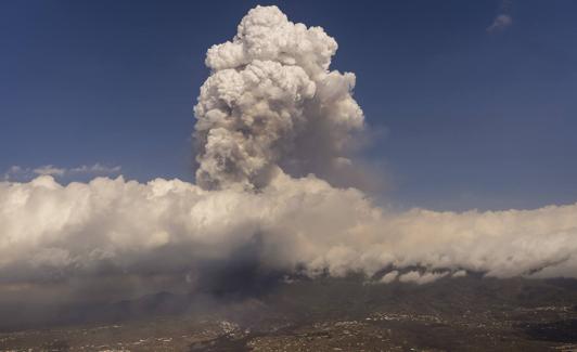 Columna de humo del volcán de La Palma./EMILIO MORENATTI / AP