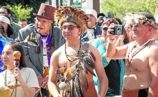 Una comunidad tribal desfila en 2019 en Los Angeles. /afp