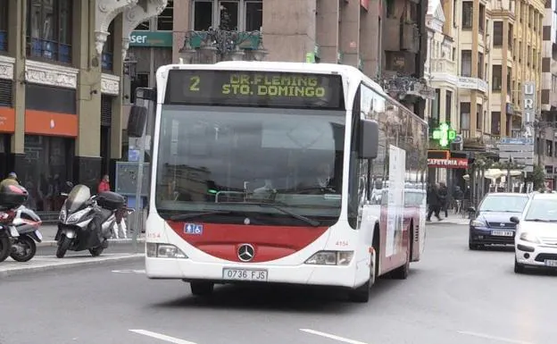 Bus urbano circulando por León./