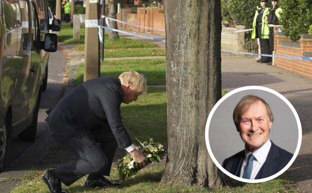 El primer ministro británico, Boris Johnson, coloca una ofrenda floral en el lugar donde el legislador conservador David Amess fue asesinado a puñaladas./EP