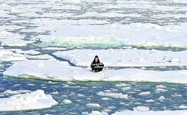 Un activista medioambiental llama a la movilización de los jóvenes por el clima./REUTERS