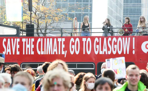 Una manifestación de activistas climáticos en Bélgica, con motivo de la COP26 que se celebrará en Glasgow. /REUTERS