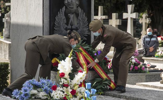 Homenaje de los militares en el cementerio de León. /Campillo