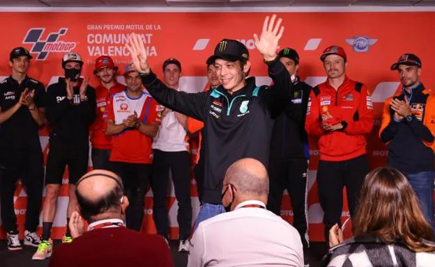 Valentino Rossi, aplaudido por el resto de pilotos de MotoGP antes de su último gran premio./JOSE JORDáN / AFP