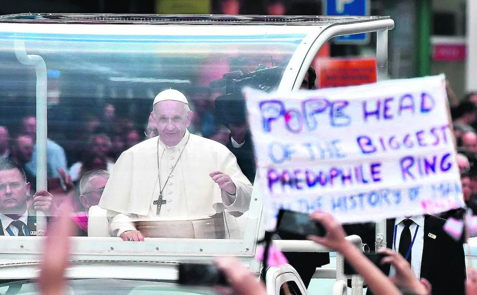El Papa Francisco saluda a la multitud que salió a su encuentro en Irlanda, donde han arreciado las críticas por los escándalos de pederastia./AFP