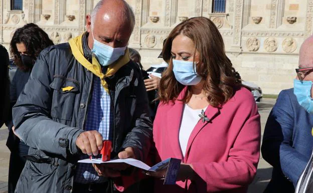 La delegada del Gobierno en la comunidad recibe su sello del camino.