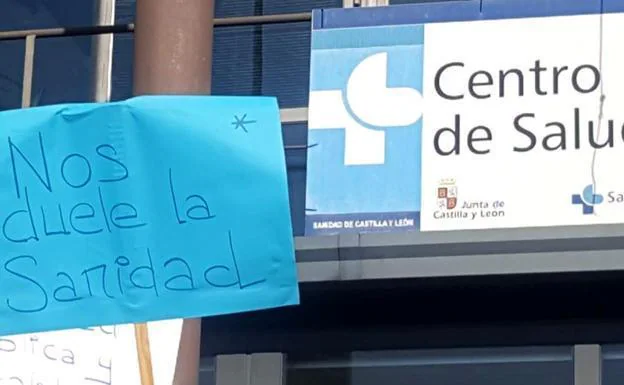 La plataforma por la Sanidad Pública en León durante una concentración frente a un centro de salud./