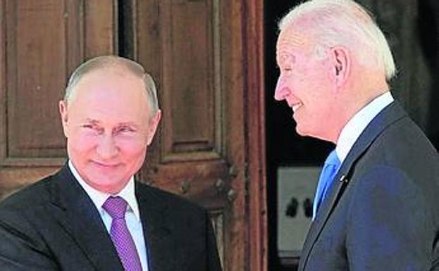 Vladimir Putin y Joe Biden, juntos el pasado mes de junio./afp