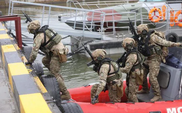 Guardacostas ucranianos en el puerto de Mariúpol./AFP
