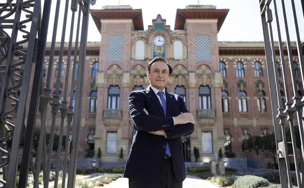José Carlos Gómez Villamandos, ante la fachada del rectorado de la Universidad de Córdoba. /valerio merino