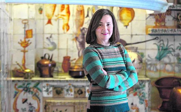 Sofía Rodríguez posa en una sala del museo que acoge una cocina valenciana de finales del siglo XVIII con sus típicos azulejos. /virginia carrasco