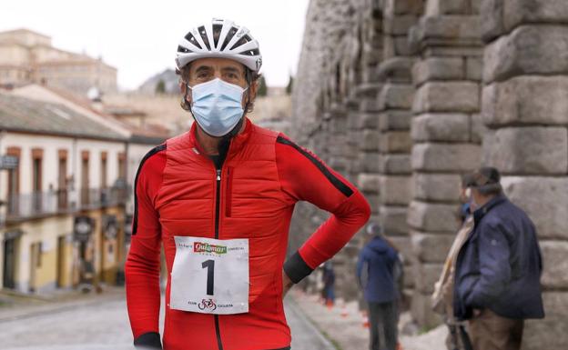 El que fuera ganador del Tour de Francia en 1988, el segoviano Pedro Delgado, es uno de los participantes cada año en la tradicional y peculiar Carrera del Pavo de Segovia./Valverde