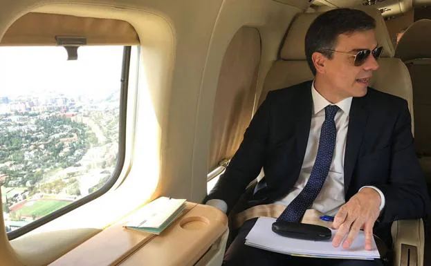 Pedro Sánchez, a bordo del Falcon, en junio de 2018./R. C.