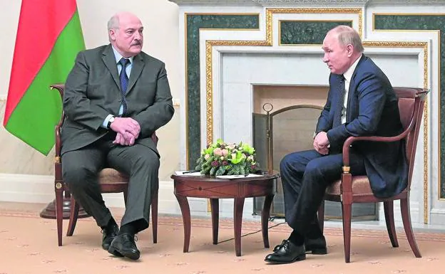 El presidente bielorruso, Alexander Lukashenko, reunido junto a Vladimir Putin.