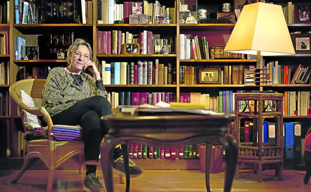 Soledad Puértolas posa en la biblioteca de su casa./josé ramón ladra