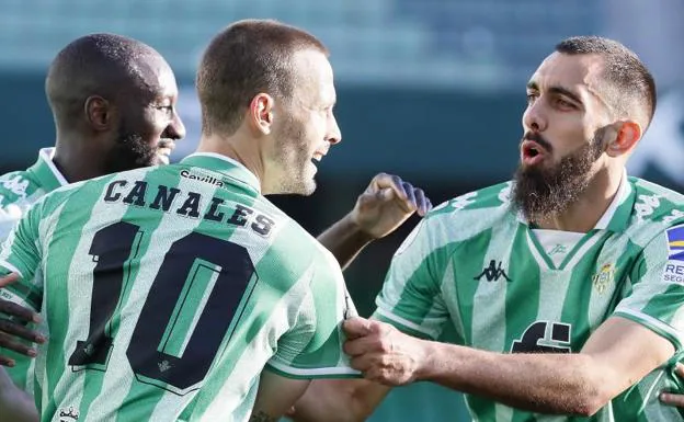 Los béticos celebran el decisivo gol de Sergio Canales. /efe