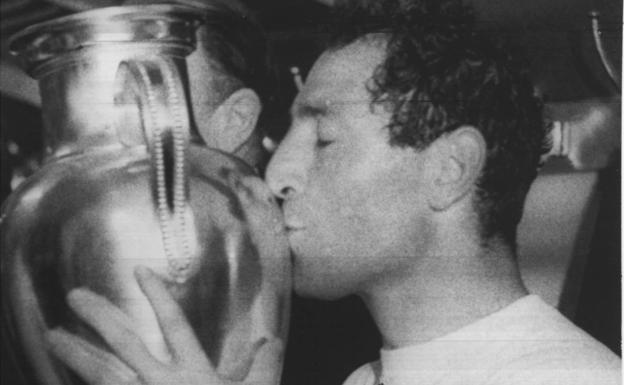 Paco Gento besa la Copa de Europa. /Archivo