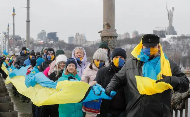 Cadena humana en Kiev para celebrar el día de la unidad./EFE