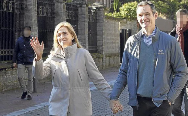 Un matrimonio aparentemente feliz. Cristina de Borbón e Iñaki Urdangarin pasean cerca del domicilio de la familia de él en Vitoria, donde se les solía ver cada Navidad.