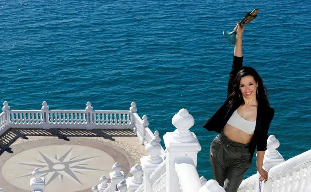 La cantante de origen cubano Chanel posa con el «Micrófono de bronce» tras ganar el Benidorm Fest./EFE